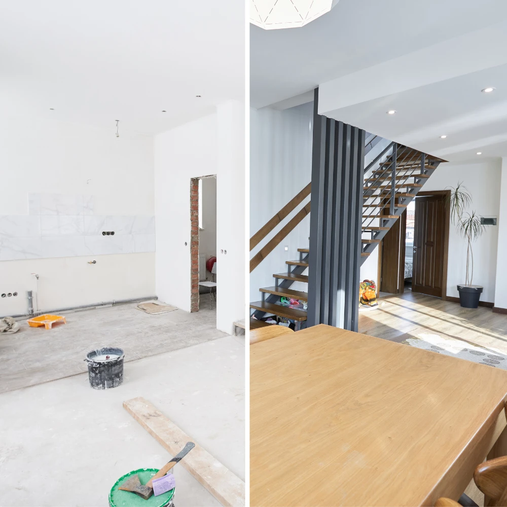 Une cuisine en phase de rénovation avec des murs inachevés et des câblages apparents. Une ouverture dans le mur montre des briques apparentes, et le sol est couvert de bâche de protection. À droite, un escalier contemporain avec des marches en bois et des balustrades métalliques verticales mène à l'étage supérieur.